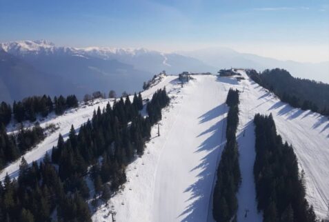 ripresa frontale delle piste di Borno Ski Area Monte Altissimo Altopiano del Sole