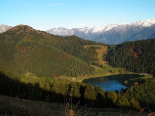 veduta dall'alto del lago di Lova e dei colli circostanti Borno Altopiano del Sole