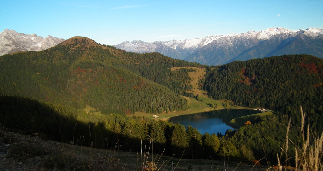 veduta dall'alto del lago di Lova e dei colli circostanti Borno Altopiano del Sole