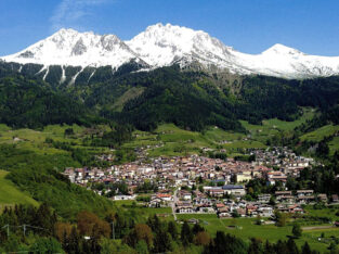 veduta di Borno e delle montagne innevate dell'Altopiano del Sole