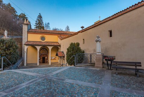 statua del Beato Innocenzo da Berzo e chiesa del convento dell'Annunciata di Piancogno Altopiano del Sole