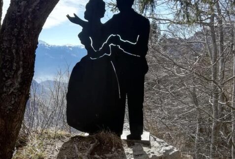 scultura di due amanti alla località salto degli sposi di Angolo Terme Altopiano del Sole