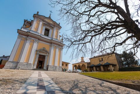 esterno e sagrato della chiesa parrocchiale dei Santi Martino e Giovanni Battista di Borno Altopiano del Sole