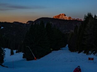 risalita in notturna di sci d'alpinismo sulle piste di Borno Ski Area Monte Altissimo Altopiano del Sole