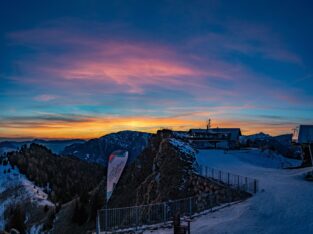 febbraio altopiano del sole cielo infuocato al tramonto a Borno Ski Area Monte Altissimo