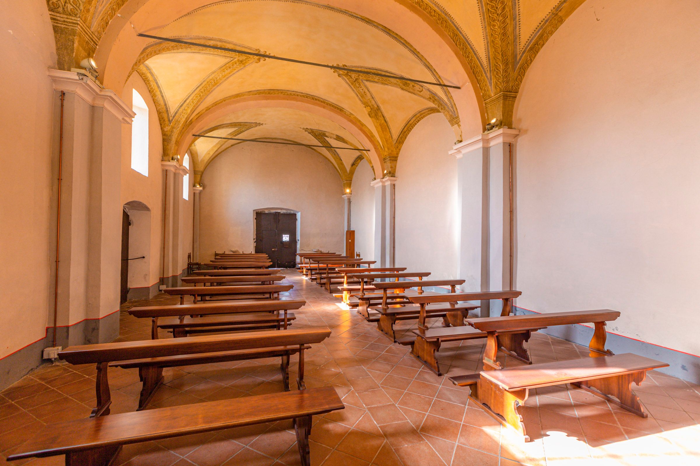 interno della chiesetta di San Carlo di Ossimo Superiore Altopiano del Sole