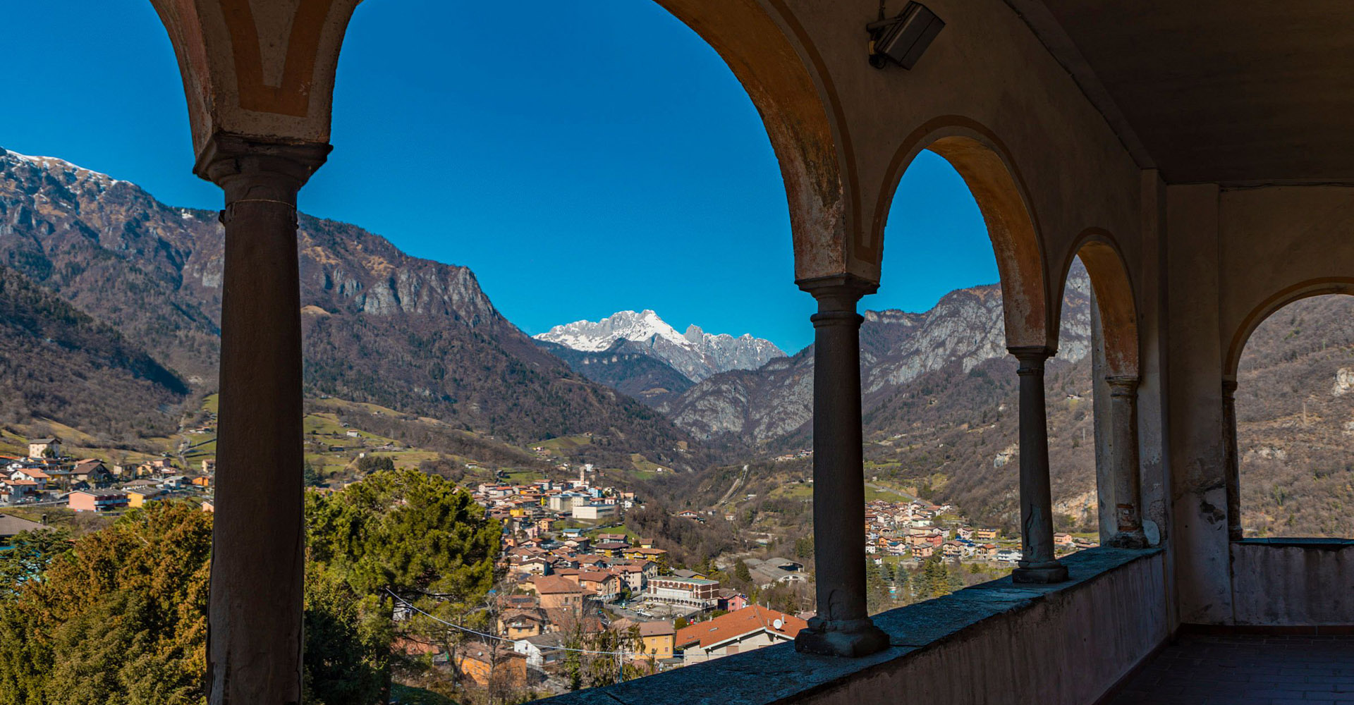 vista dal portico della chiesa di San Silvestro di Angolo Terme Altopiano del Sole