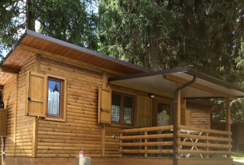 esterno di una casa mobile per tre persone al camping village bosco blu di Borno Altopiano del Sole