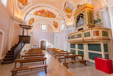 interno e organo chiesa angolo terme