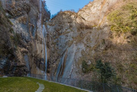 cascata adiacente le Ville Gheza di Piancogno Altopiano del Sole