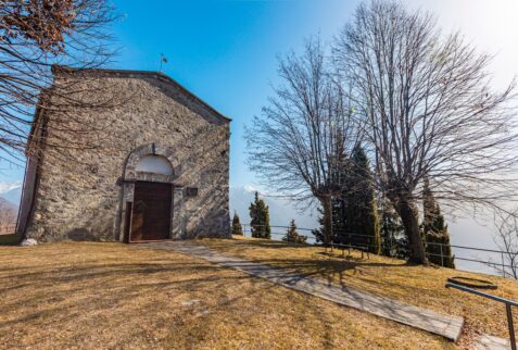 ingresso della chiesa di San Carlo a Ossimo Superiore Altopiano del Sole