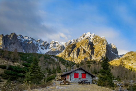 Rifugio Laeng sulle montagne dell'Altopiano del Sole