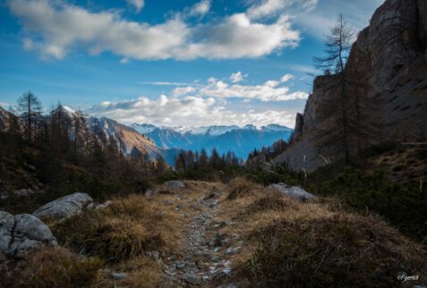 sentiero panoramico con vista sulle montagne delll'Altopiano del Sole