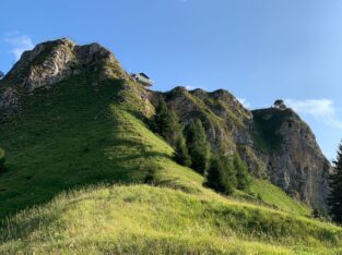 rifugio monte altissimo in estate visto dal versante sopra Darfo