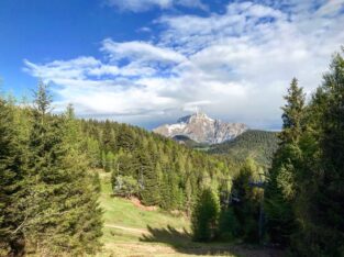 seggiovia e montagne dell'Altopiano del Sole in estate