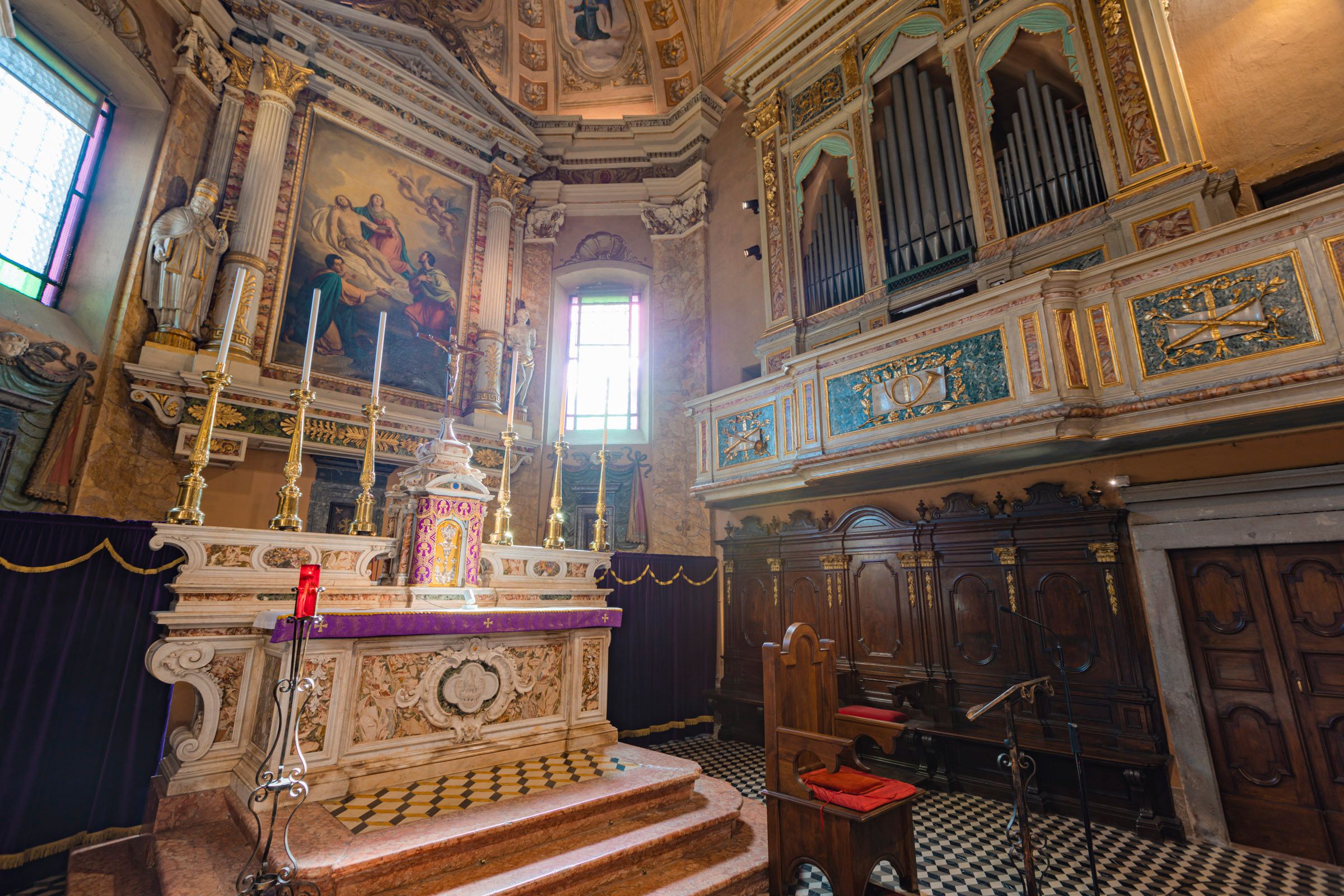 interno della chiesa parrocchiale dei santi Cosma e Damiano a Ossimo Inferiore Altopiano del Sole