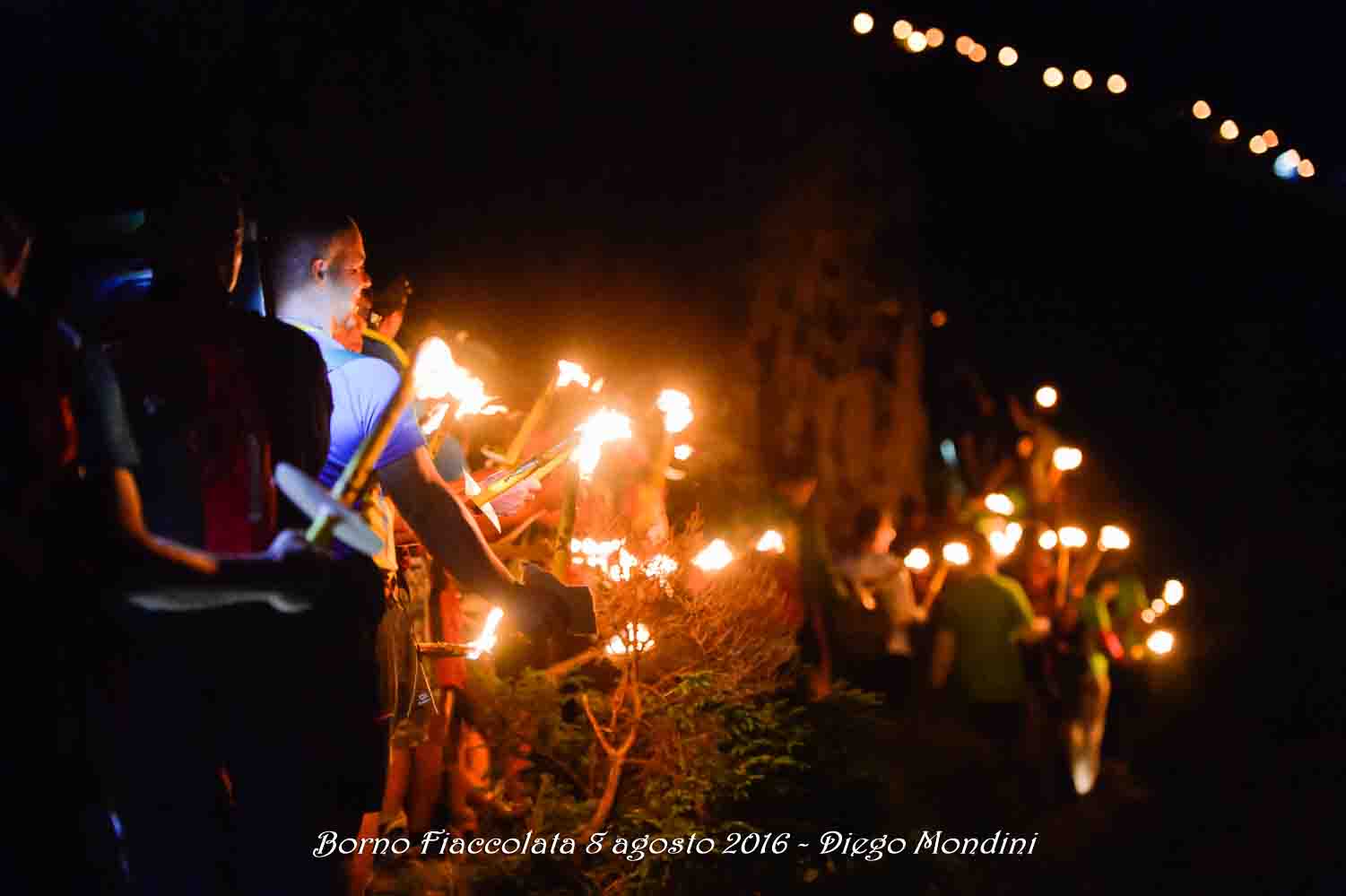 fiaccole accese nella notte della fiaccolata di San Fermo a Borno Altopiano del Sole