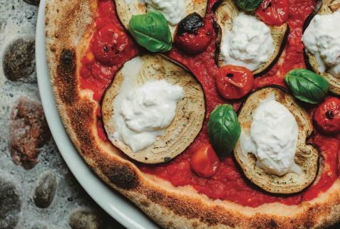 pizza con melanzane, pomodorini e basilico del ristorante al cantini di borno altopiano del sole