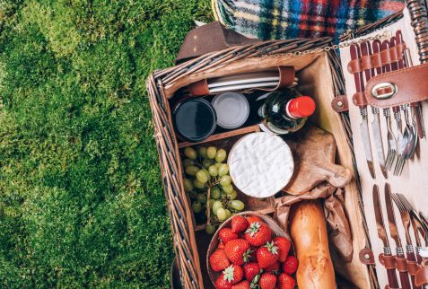 cestino da pic nic con formaggio, fragole, uva, baguette