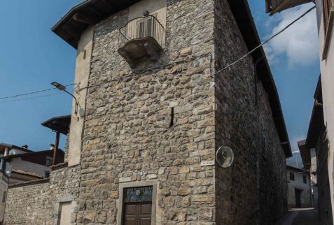 Torrione Montanari o Torre de Gioaldì Borno Altopiano del Sole