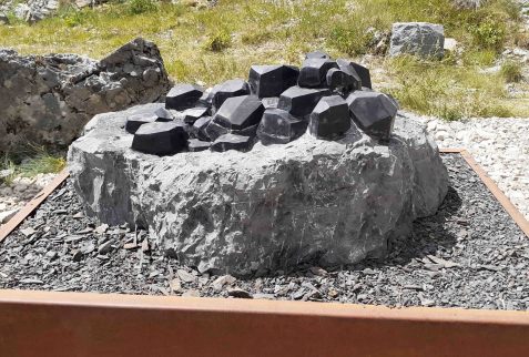 scultura frammenti di luna a Lozio Altopiano del Sole