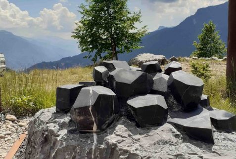 Scultura Frammenti di Luna Lozio Altopiano del Sole