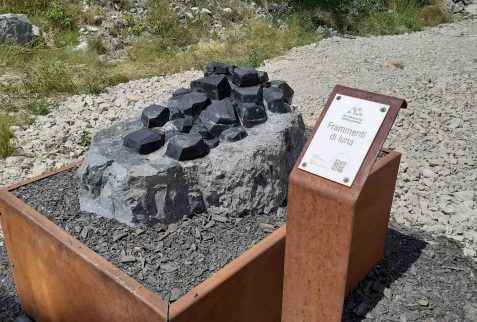 scultura frammenti di luna Lozio Altopiano del Sole